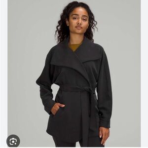 Lululemon Softstreme Belted Wrap size M/L in black. Worn 3 times like new.